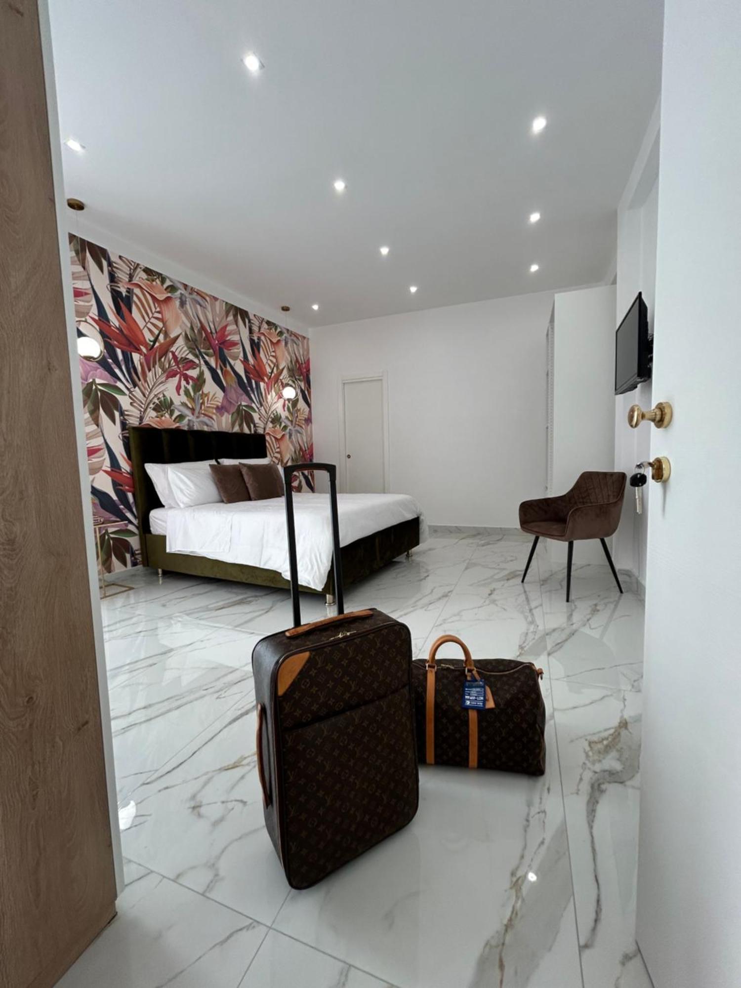 Savior Deluxe Rooms Naples Exterior photo