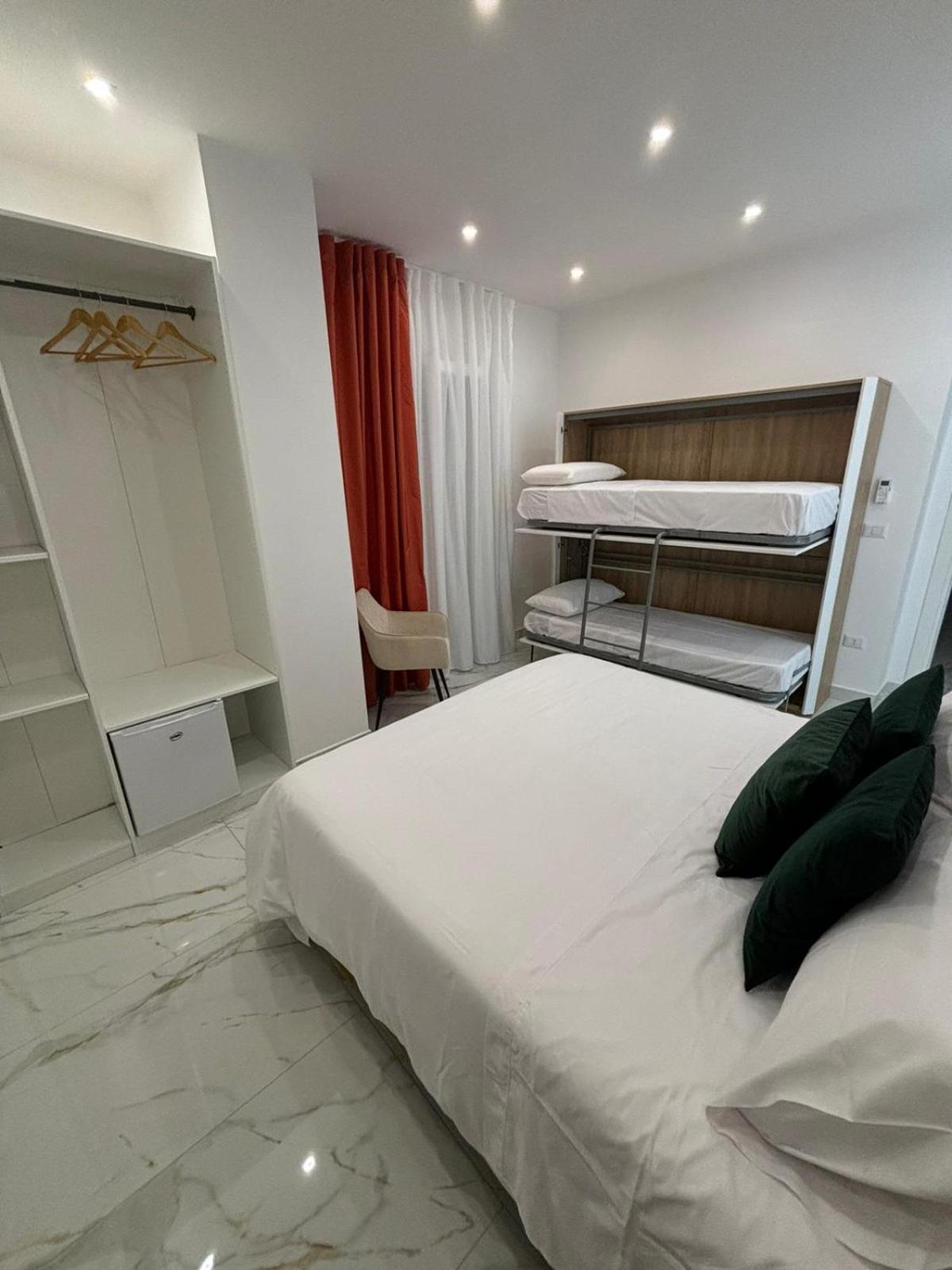 Savior Deluxe Rooms Naples Exterior photo